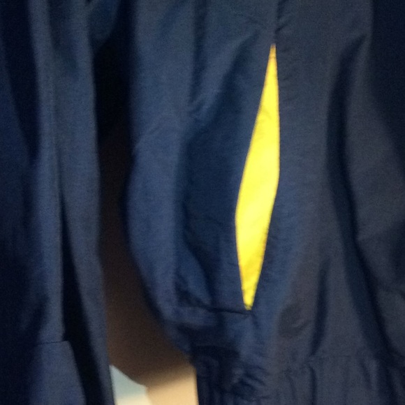 🔥🔥🔥windbreaker  with roll up hood.. no damage. - Picture 6 of 8